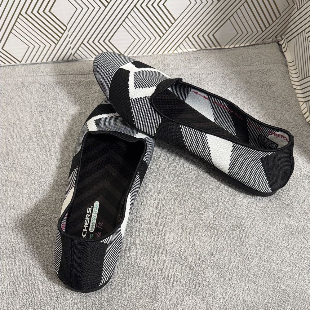 Skechers ballet flats Women's size 7.5 Monochrome Patterned Flats‎ like new